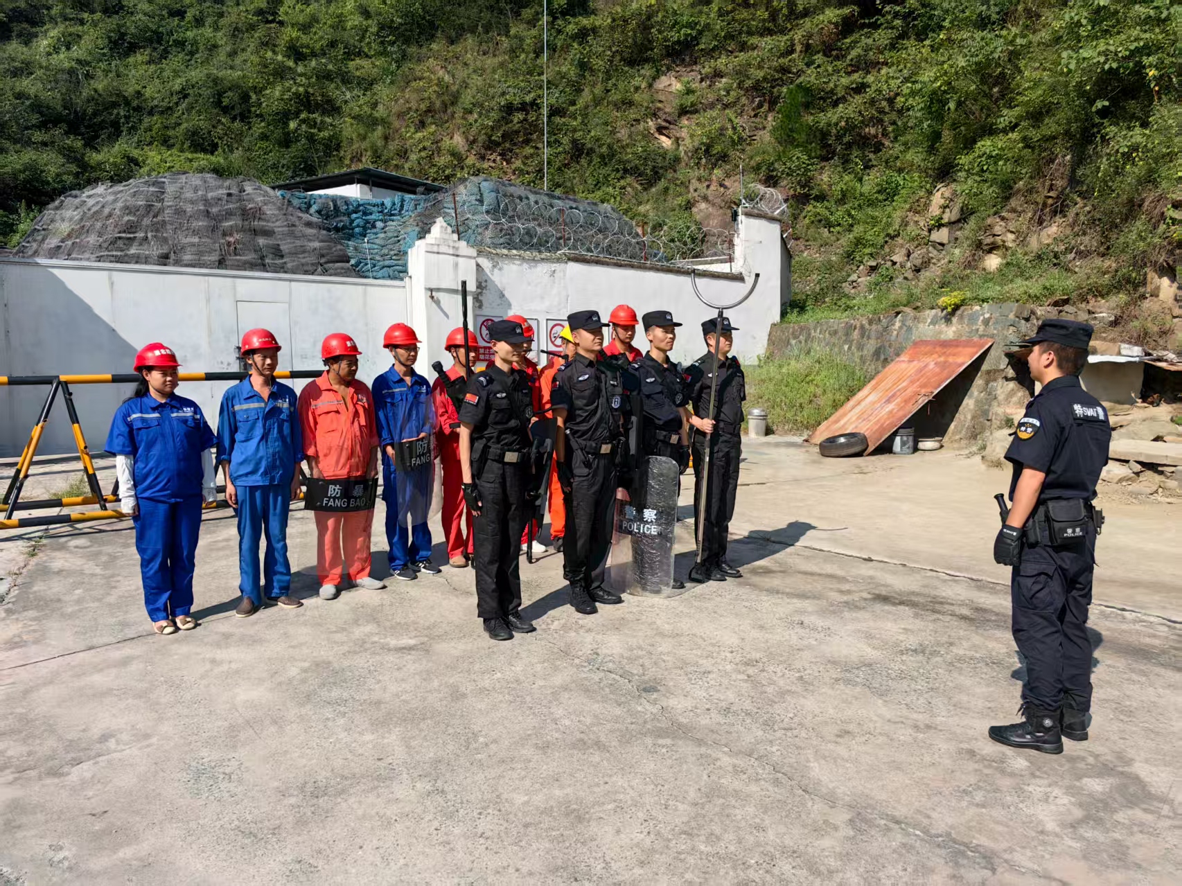‌錘煉實戰(zhàn)能力！我司員工聯(lián)合白浪治安大隊開展反恐演練